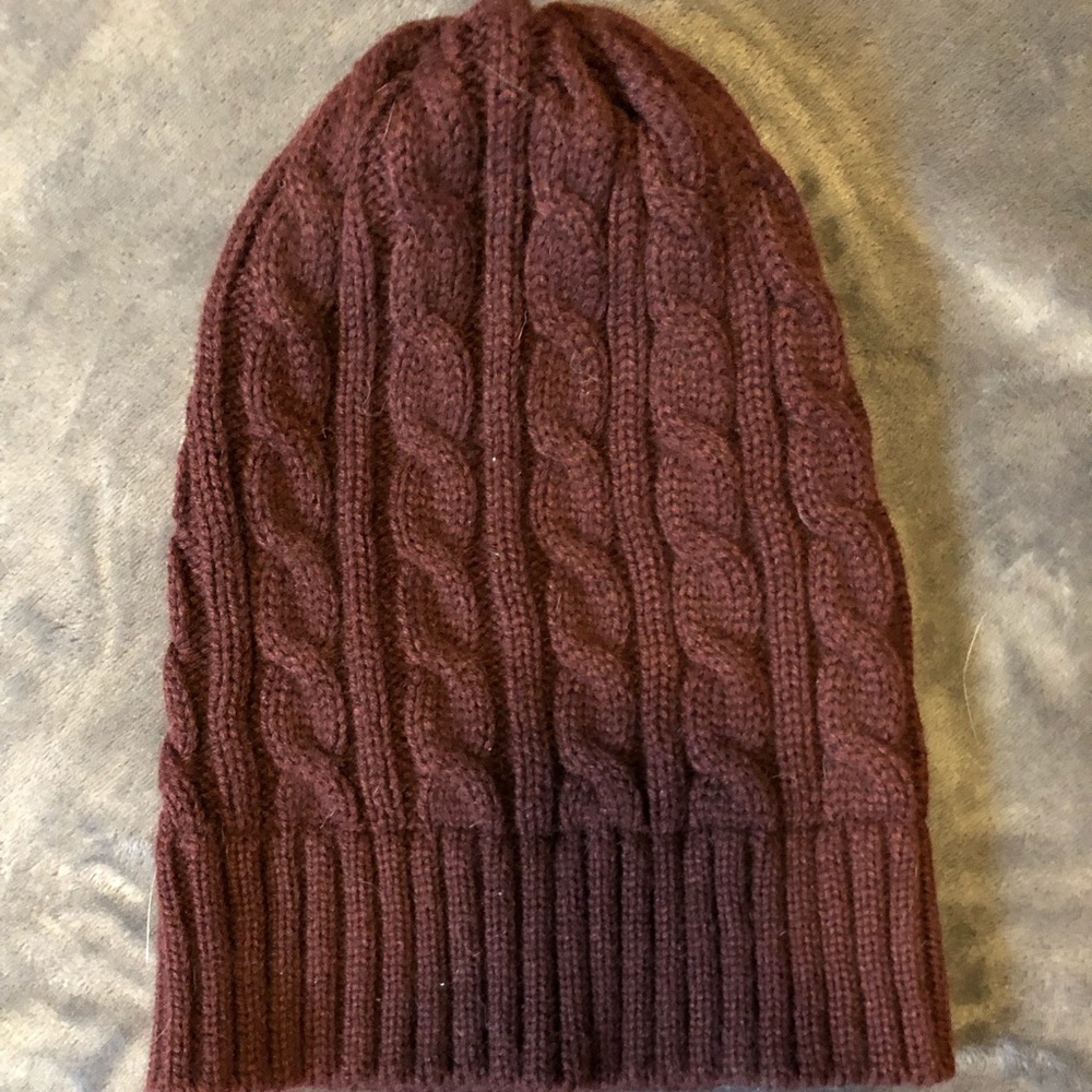 women’s maroon beanie